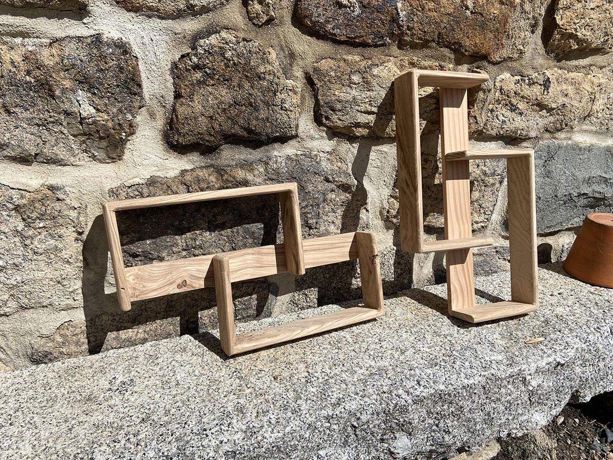 2. L'&eacute;tag&egrave;re design en fr&ecirc;ne : la l&eacute;g&egrave;ret&eacute; pour ses objets pr&eacute;cieux