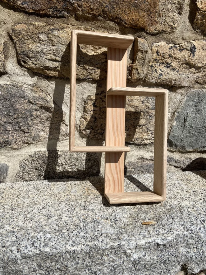 Etag&egrave;re design en bois massif de fr&ecirc;ne 44cm x 27cm