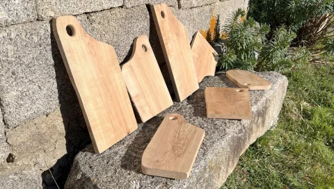 Planches  dcouper et plateaux de service en bois de formes variables