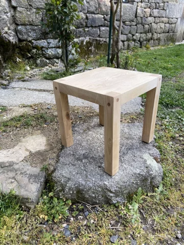 Table basse carr&eacute;e en bois massif de l'Aubrac 40cm x 40cm x 40cm