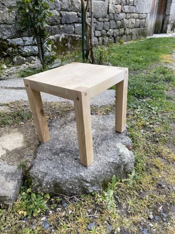 Table basse carr&eacute;e en bois massif de l'Aubrac 50cm x 50cm x 50cm